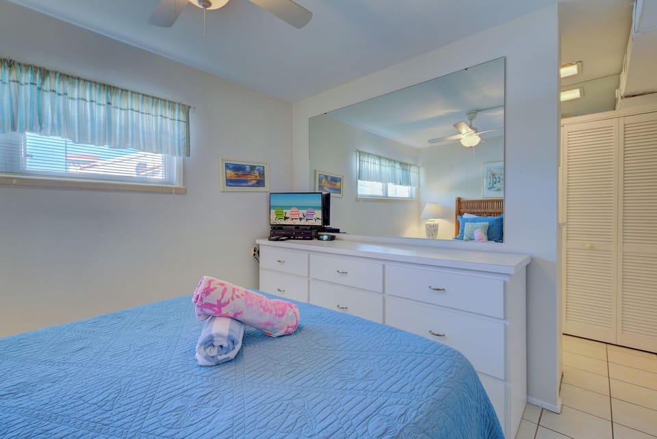 Bedroom (Queen)
