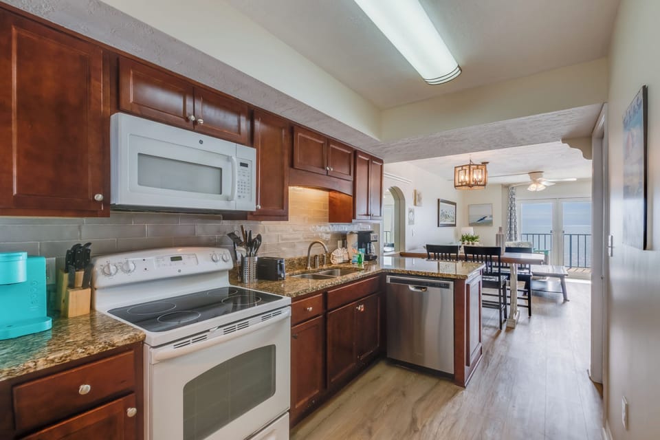 Executive Condo, 3 Bedrooms, Balcony, Beach View | Private kitchen | Fridge, microwave, oven, stovetop
