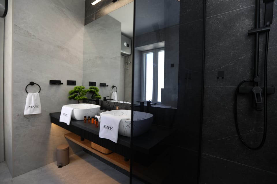 Deluxe Double Room, City View | Bathroom | Slippers