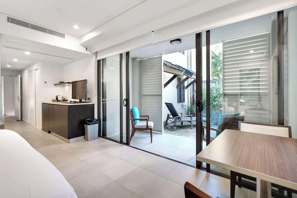A kitchenette allows you to prepare light meals before hitting the beach, while an onsite restaurant has you covered for dinner every night.