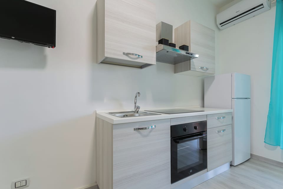 Apartment, Balcony | Private kitchen | Fridge, microwave, oven, stovetop