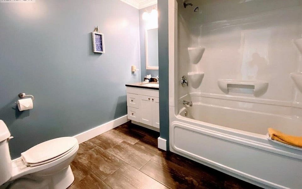 Room | Bathroom | Combined shower/tub, eco-friendly toiletries, hair dryer, soap