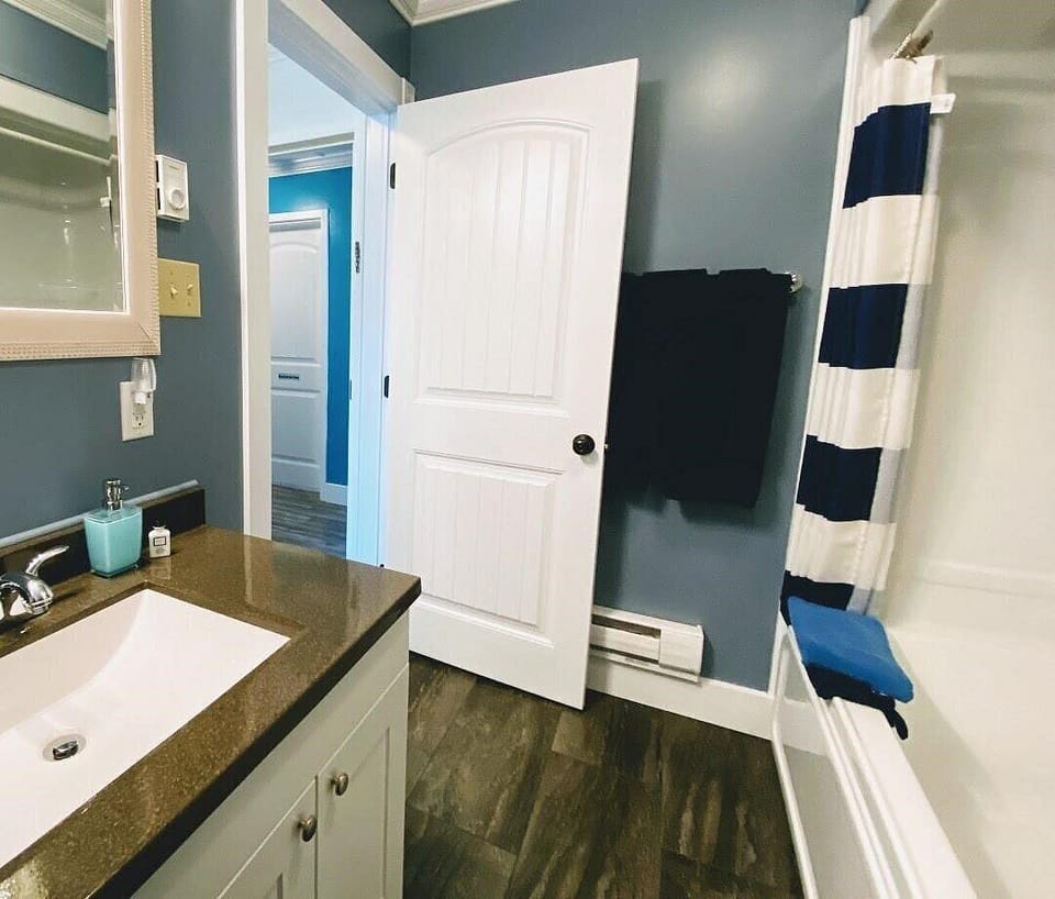 Room | Bathroom | Combined shower/tub, eco-friendly toiletries, hair dryer, soap