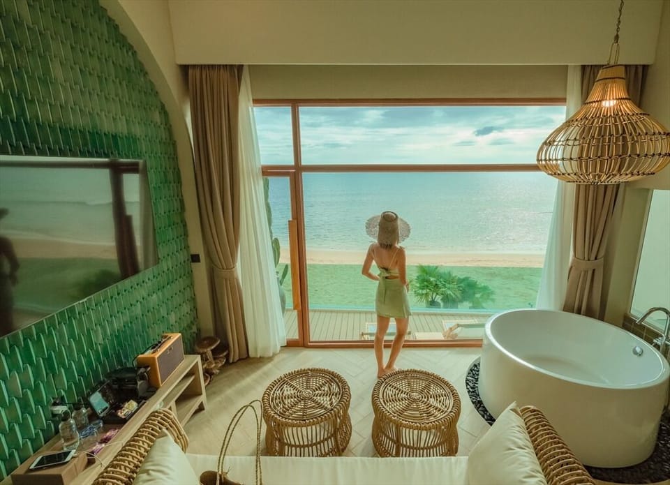 Beachfront Honeymoon Suite | Minibar, in-room safe, desk, WiFi (free)