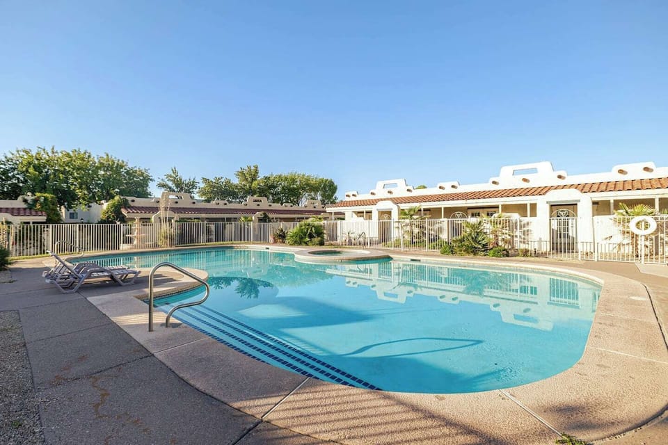 Family Pool with Hot Tub
