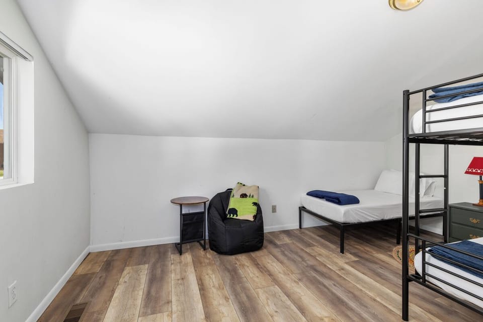 Deluxe House | 4 bedrooms, blackout drapes, iron/ironing board, WiFi (free)