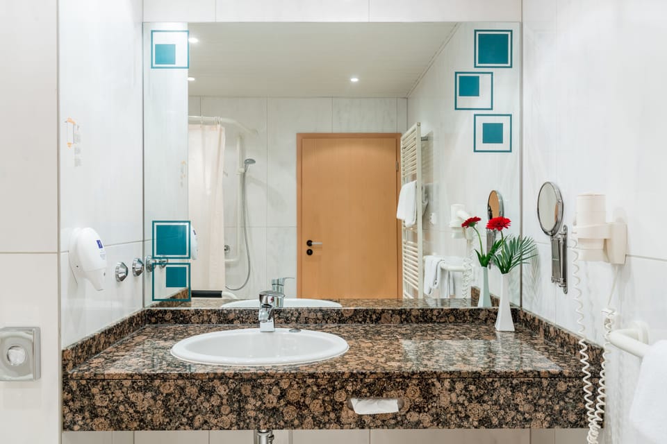 Queen Zimmer | Bathroom | Hair dryer, towels