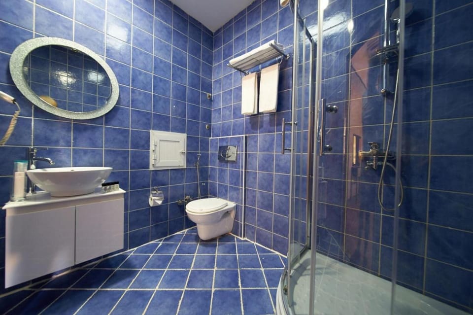 Shower, rainfall showerhead, free toiletries, hair dryer
