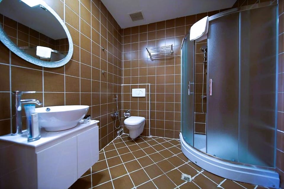 Shower, rainfall showerhead, free toiletries, hair dryer
