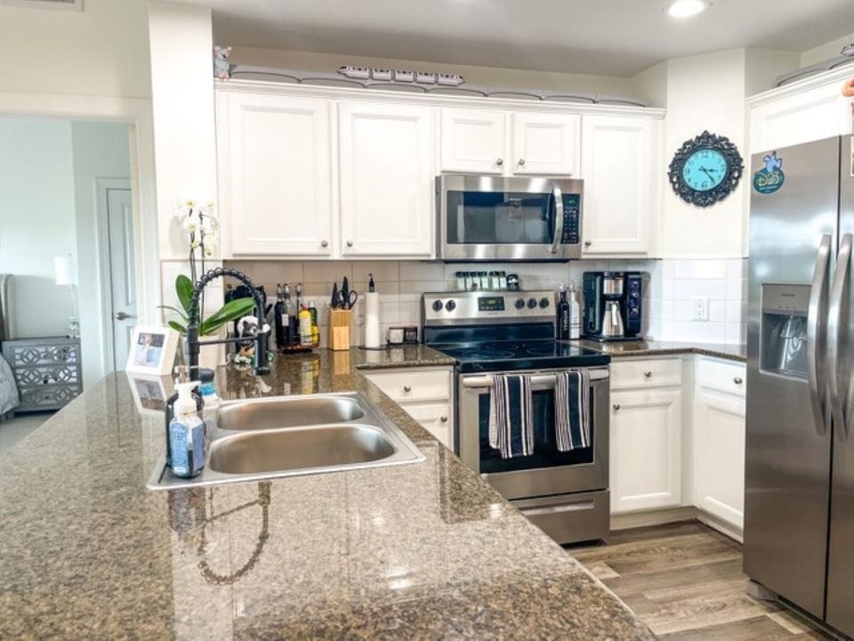 Fully equipped gourmet kitchen