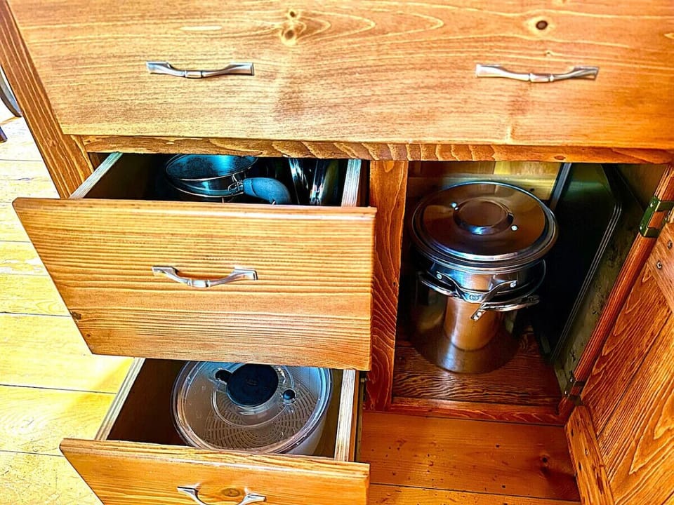 Plenty of cookware.