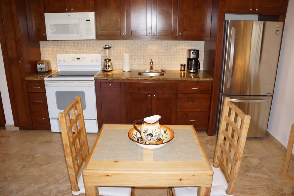 Dining Area & Kitchen