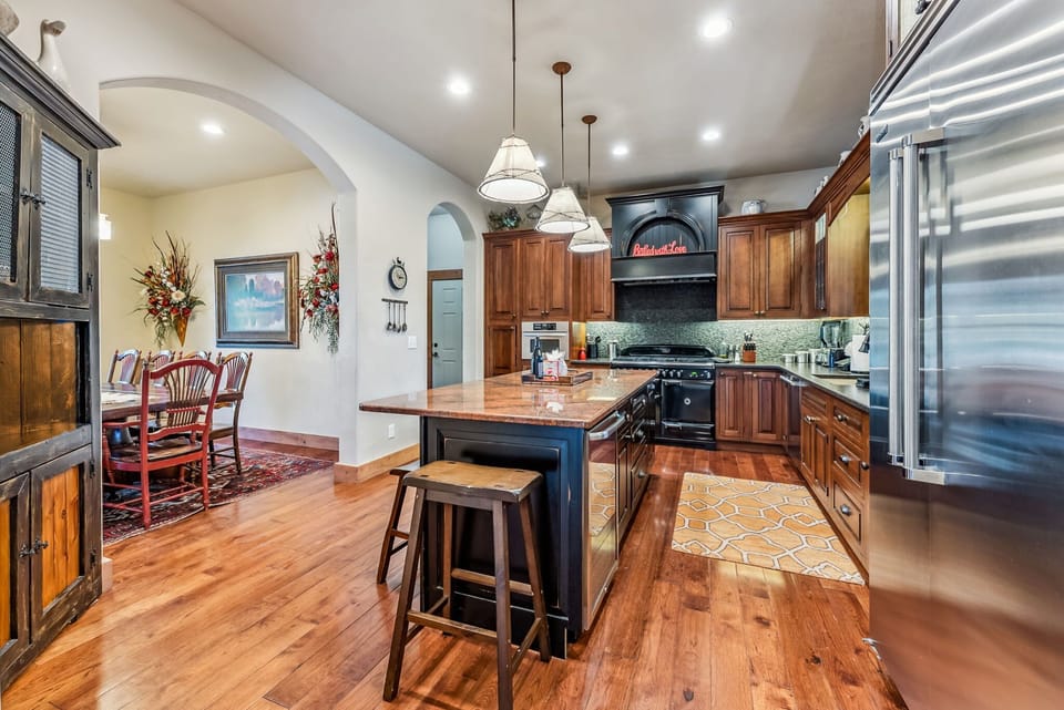 Kitchen: Well-equipped kitchen, high-end stainless steel appliances, Legacy gas range, kitchen island with 5 bar stools