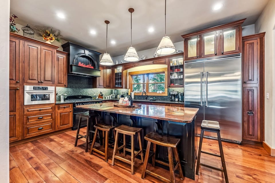 Kitchen: Well-equipped kitchen, high-end stainless steel appliances, Legacy gas range, kitchen island with 5 bar stools