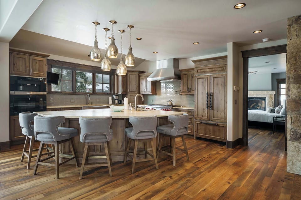 Gourmet Kitchen: 6-burner gas stove, 2 ovens, sinks & dishwashers