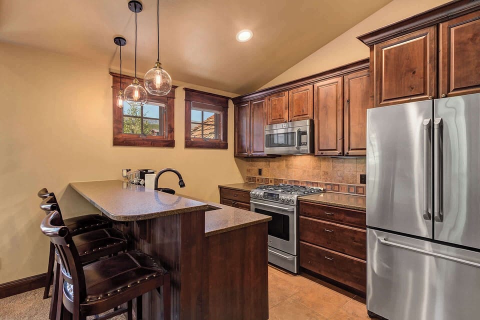 Bedroom 4: Fully equipped kitchen, stainless steel appliances, kitchen bar w/3 bar stools, upper floor