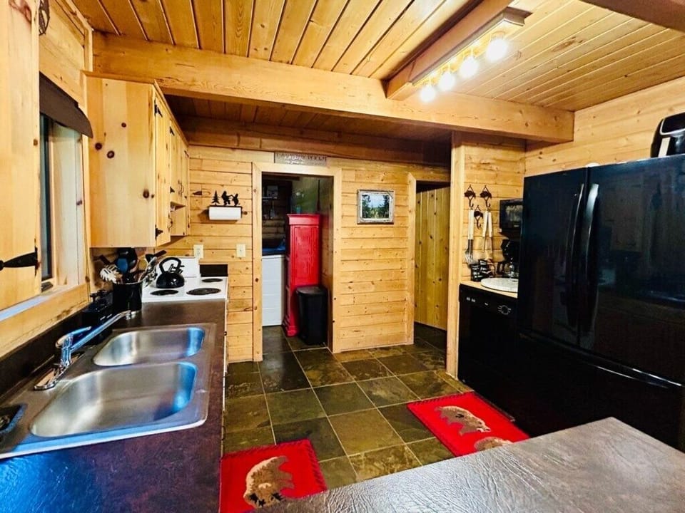 Spacious kitchen for cooking with family or friends! 