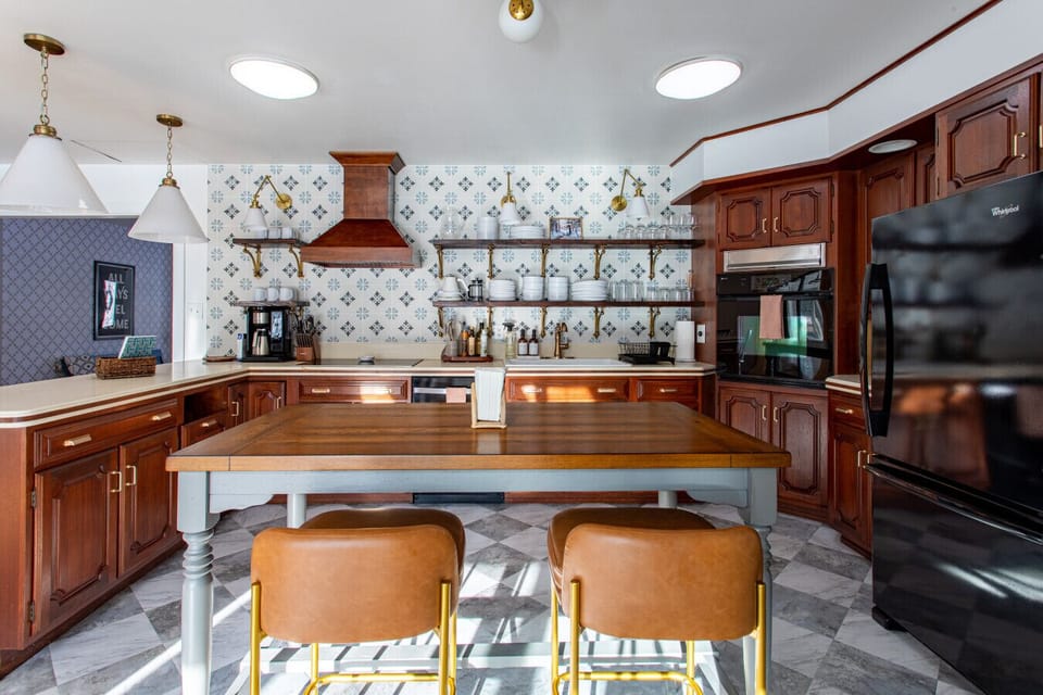 Neutral kitchen with beautiful backsplash and breakfast bar