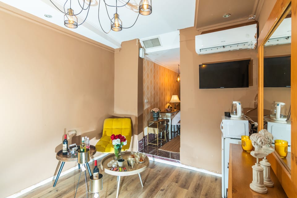 Exclusive Suite | Bathroom | Free toiletries, hair dryer