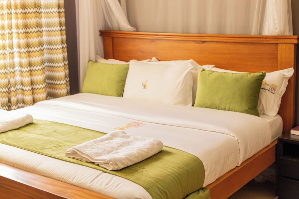 Executive Double Room | Bathroom | Hydromassage showerhead, designer toiletries, hair dryer, bathrobes