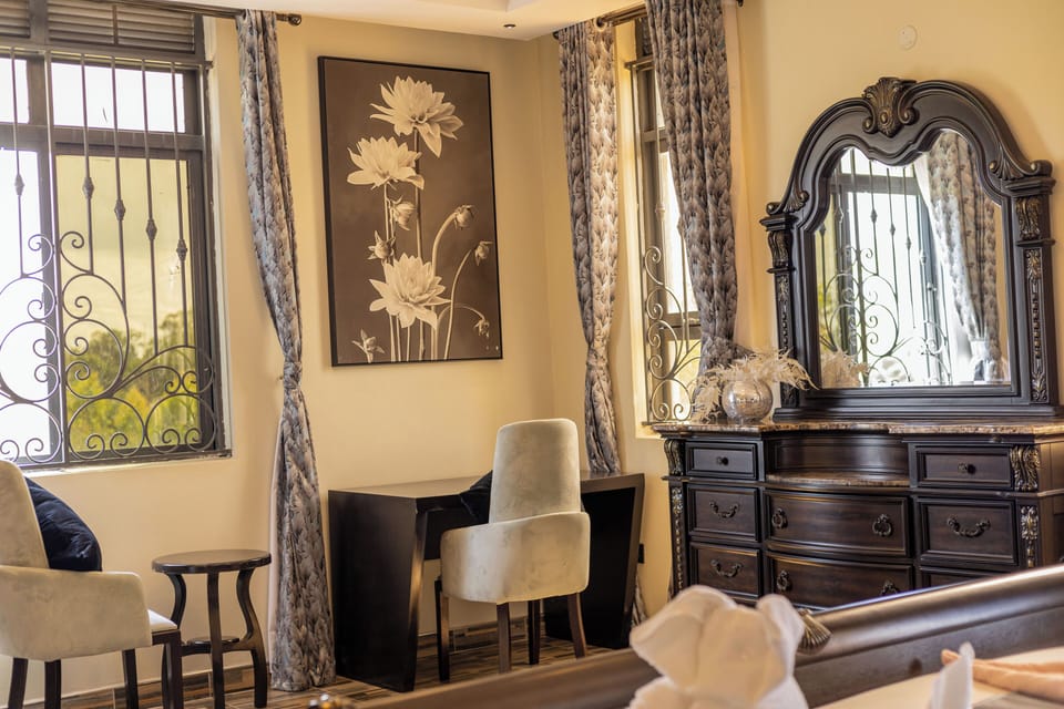 Superior Suite | Egyptian cotton sheets, premium bedding, down comforters, minibar