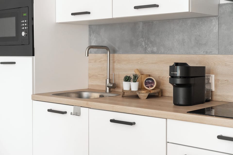 Make yourself at home with our fully equipped kitchen and microwave.
Voel je thuis met onze volledig uitgeruste keuken en magnetron.
Fühl dich wie zu Hause mit unserer voll ausgestatteten Küche und Mikrowelle.