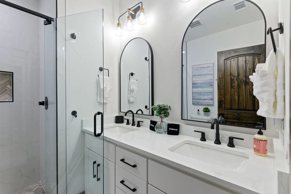 Luxury bathroom 1