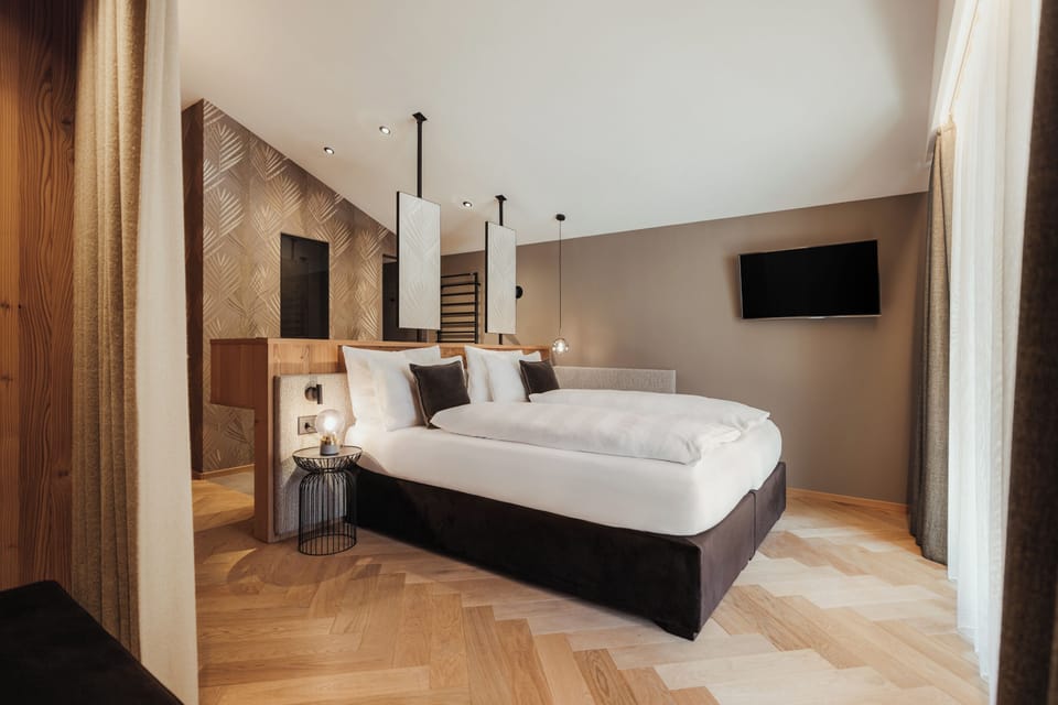 Deluxe Room | Down comforters, in-room safe, desk, soundproofing
