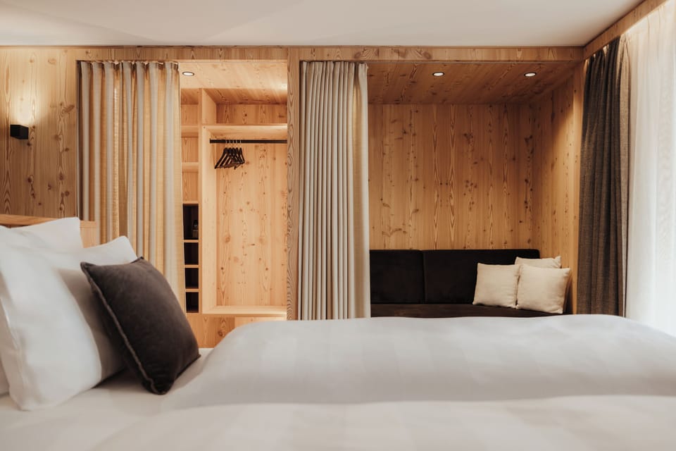 Deluxe Room | Down comforters, in-room safe, desk, soundproofing