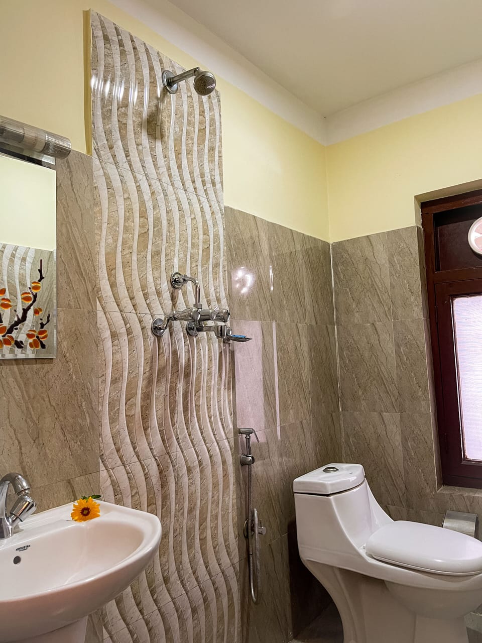 Deluxe Triple Room | Bathroom | Shower, free toiletries, hair dryer, slippers
