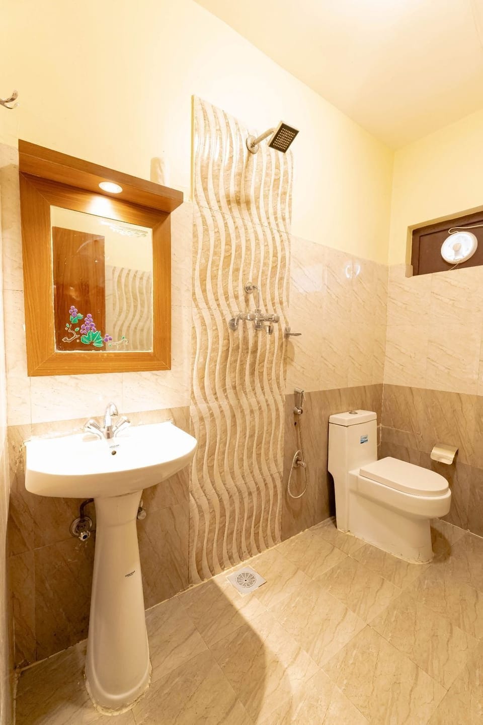 Deluxe Triple Room | Bathroom | Shower, rainfall showerhead, free toiletries, hair dryer (on request)
