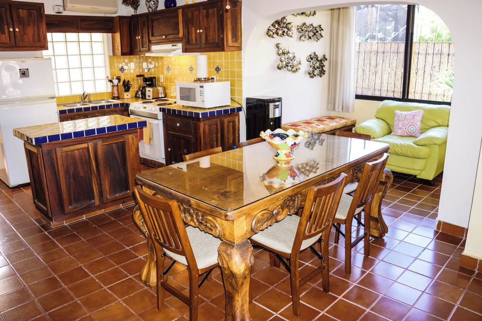 Dining Area & Kitchen