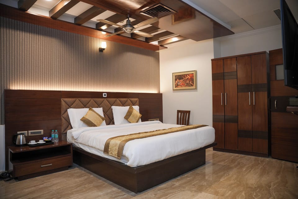 Luxury Suite | Premium bedding, memory foam beds, iron/ironing board, free WiFi