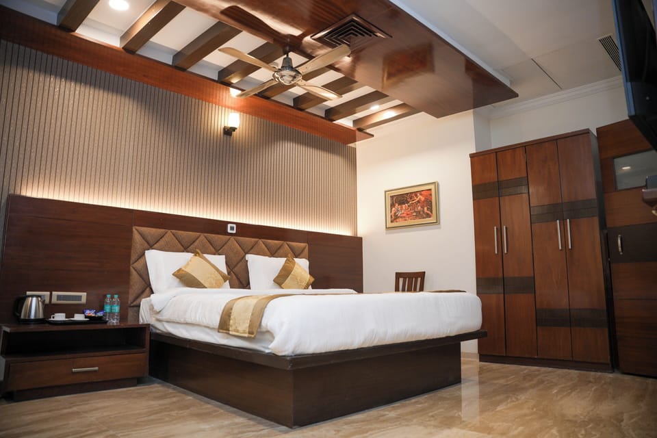 Luxury Suite | Premium bedding, memory foam beds, iron/ironing board, free WiFi
