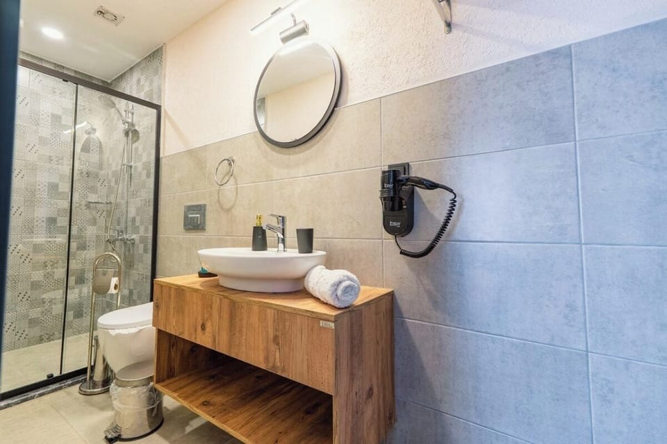 Standard Double Room, Non Smoking, Pool View | Bathroom | Slippers