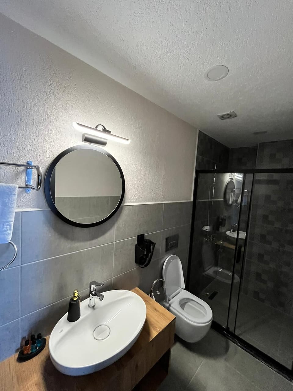 Standard Double Room, Non Smoking, Pool View | Bathroom | Slippers