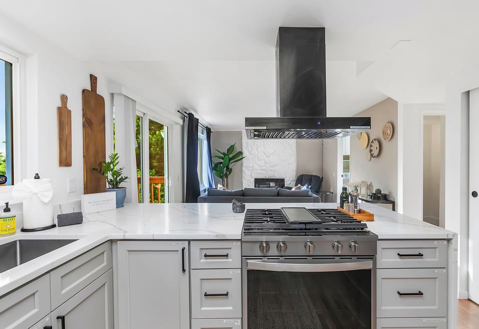 Comfort House | Private kitchen | Fridge, microwave, oven, stovetop