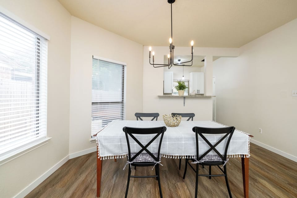 Dining area- seats 4