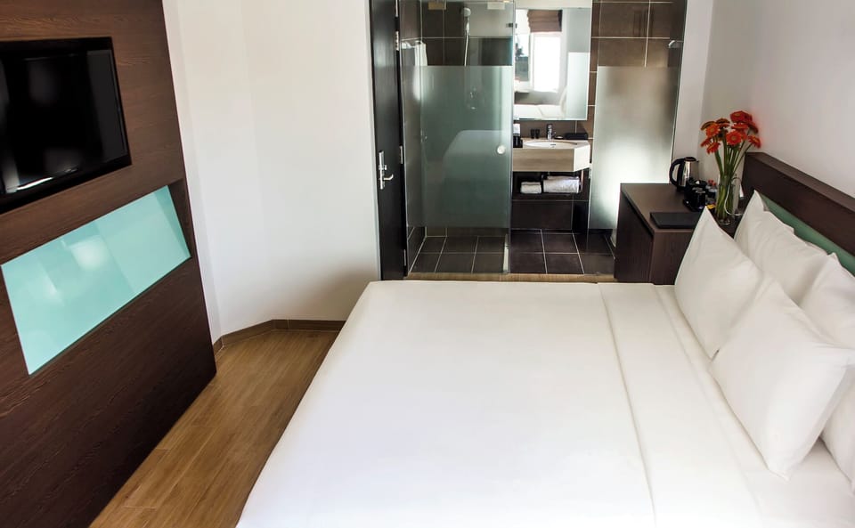 In-room safe, soundproofing, iron/ironing board, free WiFi