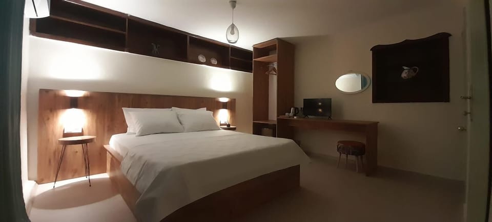 Room, Patio, Mountain View | Minibar, bed sheets