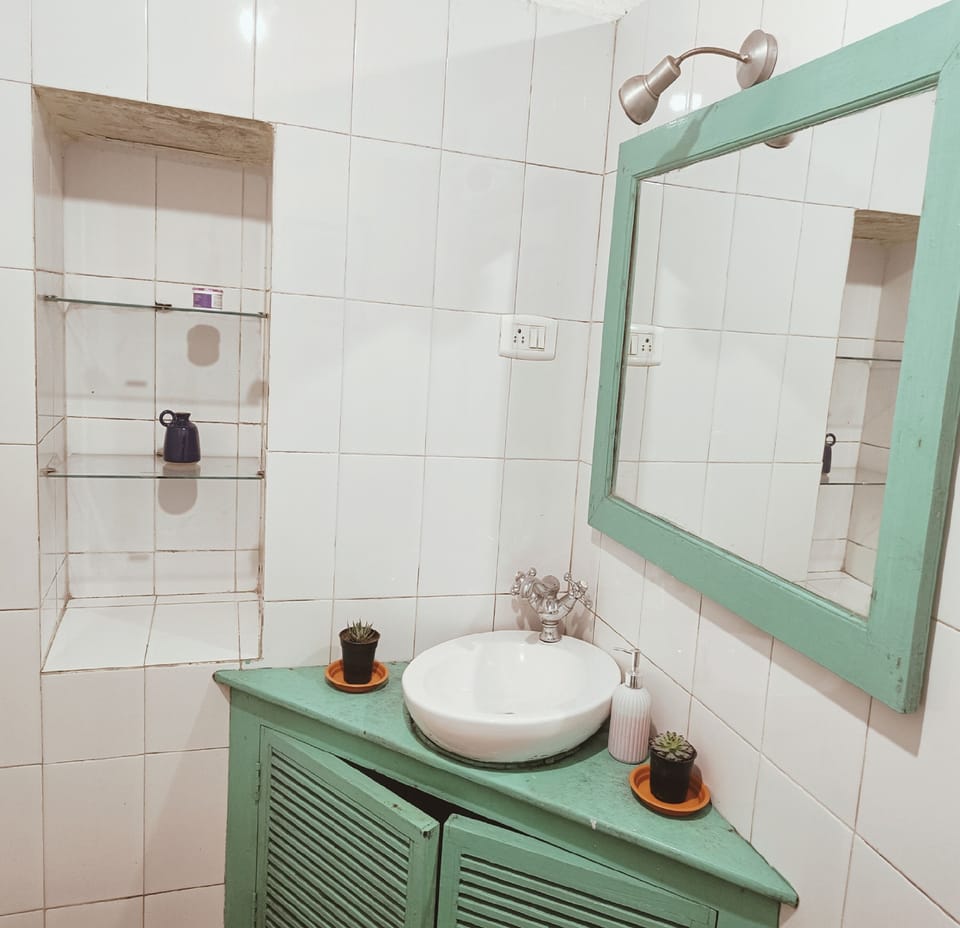 Shower, rainfall showerhead, free toiletries, slippers