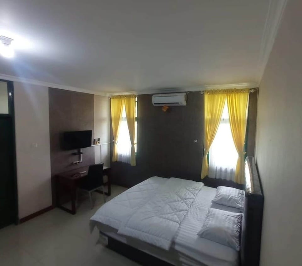 Family Double Room, Pool View | Desk, free WiFi