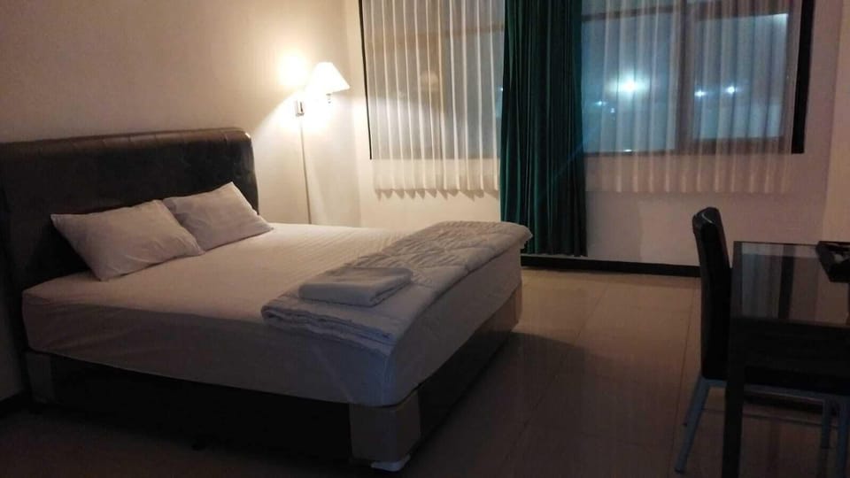 Standard Single Room, Pool View | Desk, free WiFi
