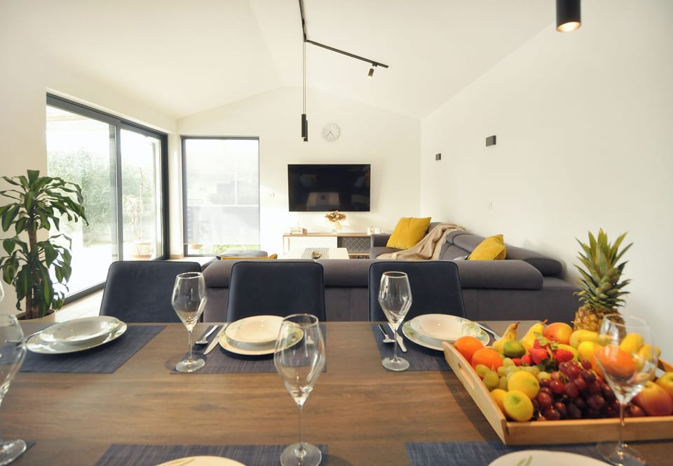 Villa, 4 Bedrooms | Dining room