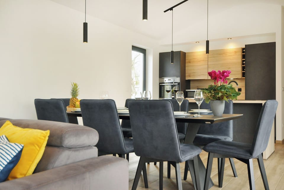 Villa, 4 Bedrooms | Dining room