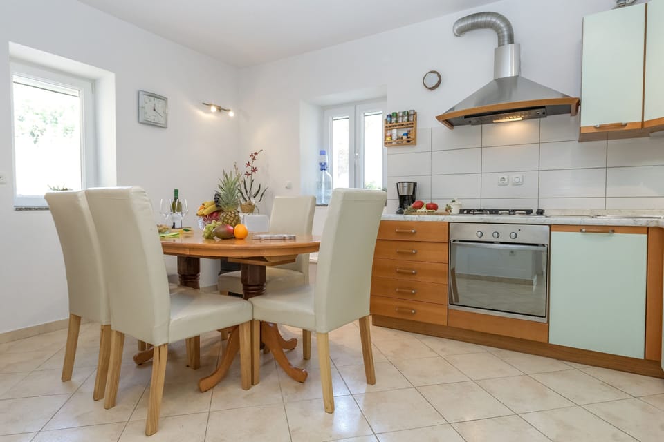 House, 2 Bedrooms | Private kitchen | Full-size fridge, microwave, oven, stovetop