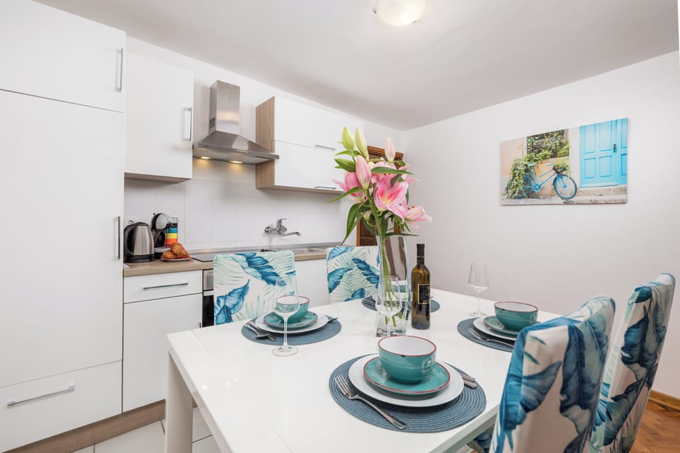 Apartment, 2 Bedrooms | Private kitchen | Full-size fridge, microwave, oven, stovetop