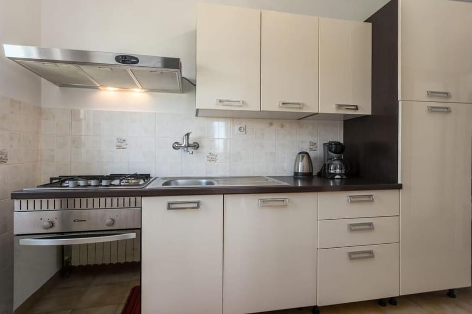 House, 5 Bedrooms | Private kitchen | Full-size fridge, microwave, stovetop, dishwasher