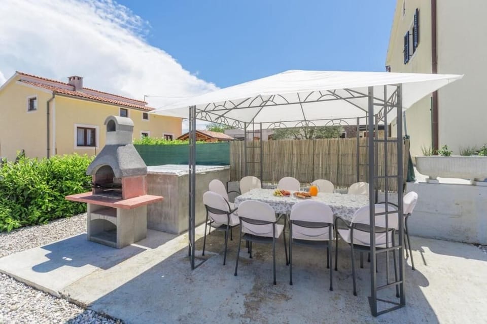 House, 5 Bedrooms | Terrace/patio