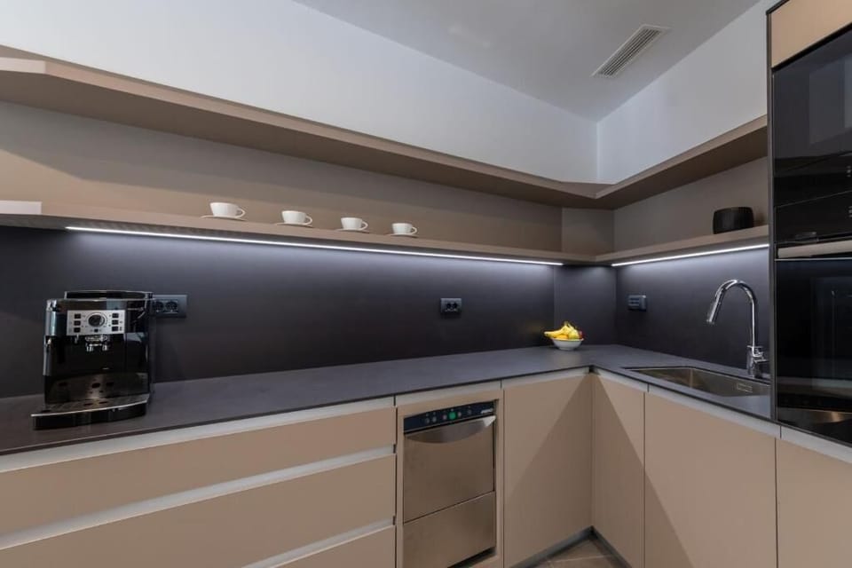 Villa, 6 Bedrooms | Private kitchen | Full-size fridge, oven, stovetop, dishwasher
